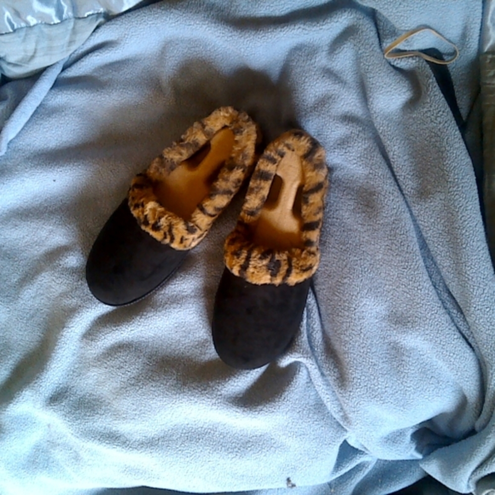 Skechers suede fleece lined bedroom shoes with memory foam. Never worn.